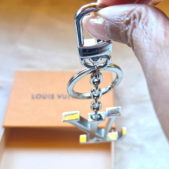 Louis Vuitton Silver Monogram Keychain - Picture 2 of 4